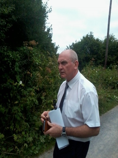 kevin-thomas-serves-court-papers-on-a-boater-17-7-14-e1474926194897